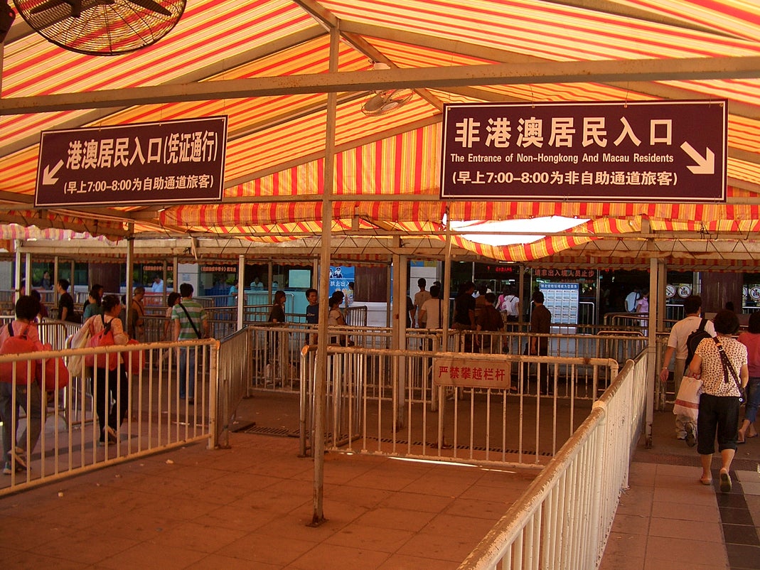 Gongbei Mall exit to Gongbei Checkpoint